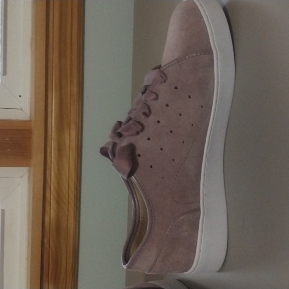 Euc Vionic Sneakers View 3